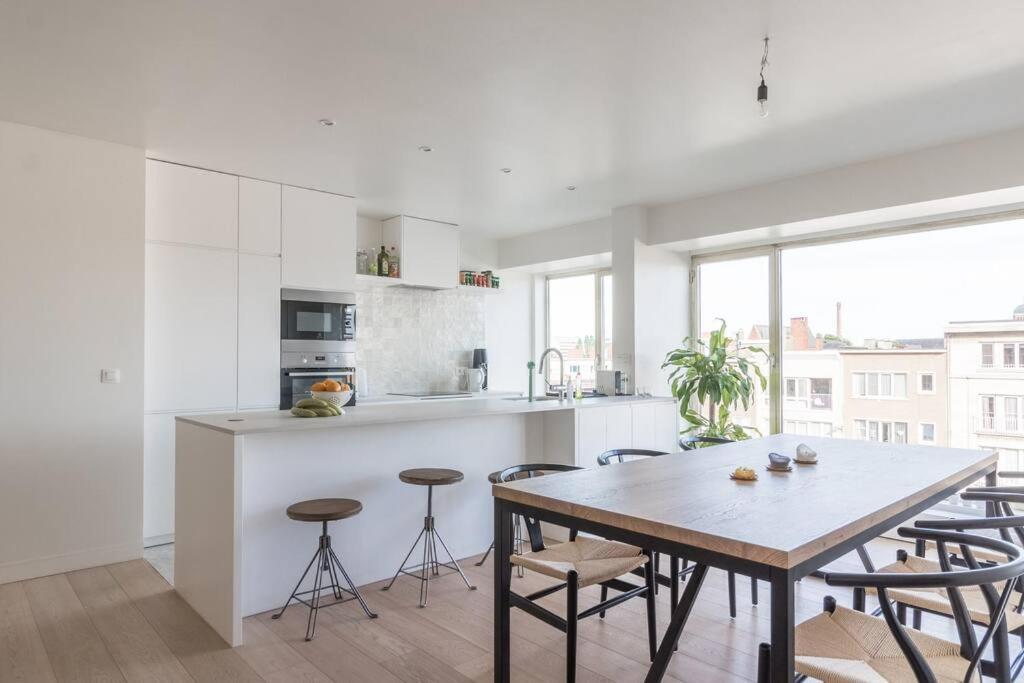 Classy Flat With Awesome View And Great Location!