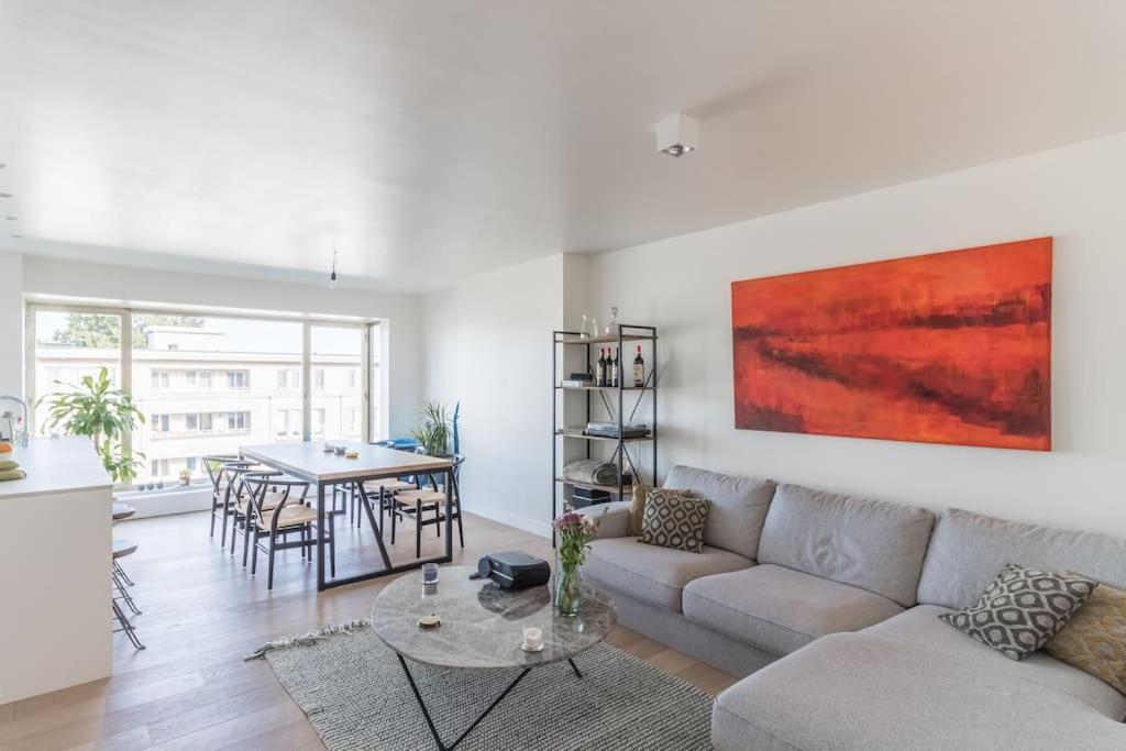 Classy Flat With Awesome View And Great Location! *